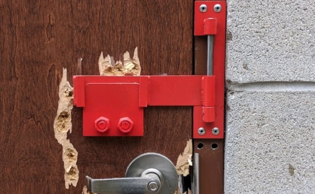 working-door-barrier-lock